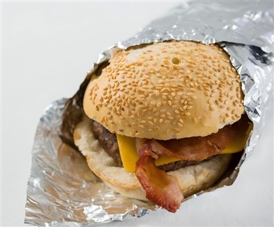 Can aluminum foil be used to wrap hamburgers?